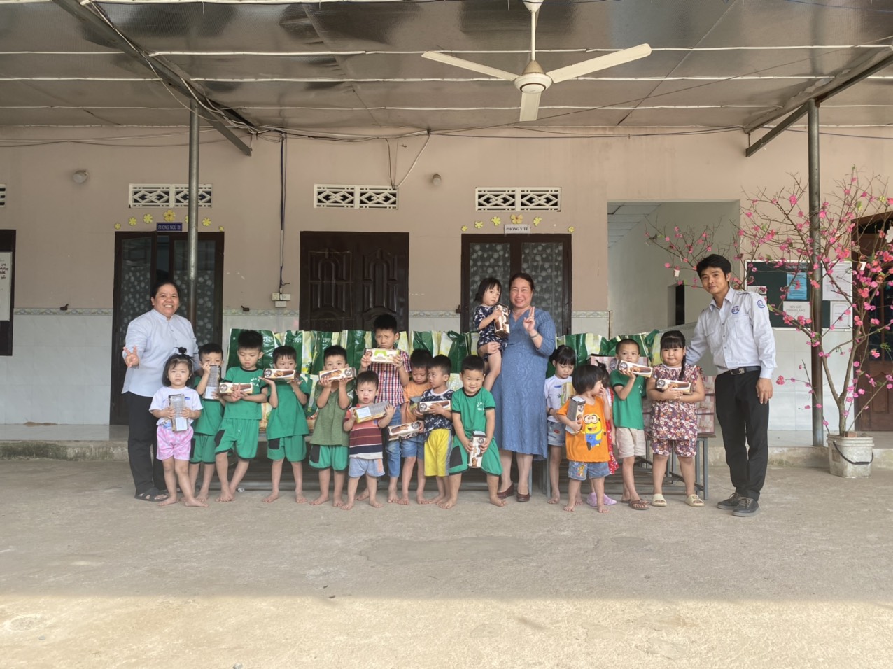 Tặng quà Tết cho các gia đình khó khăn tại xã Suối Rao - Phường Cô Giang và Mái Ấm Hồng Ân nuôi trẻ mồ côi